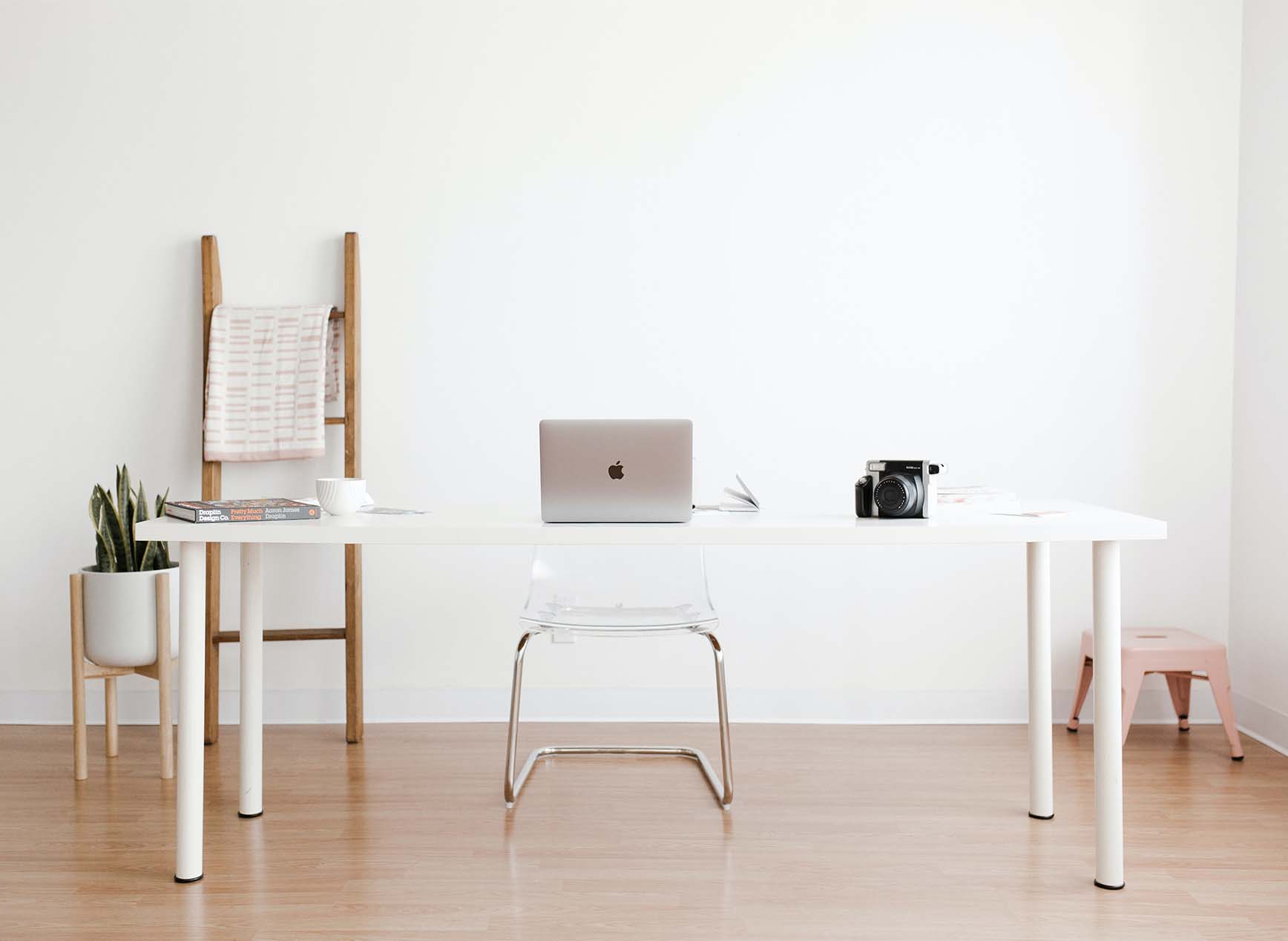 Schreibtisch mit Laptop