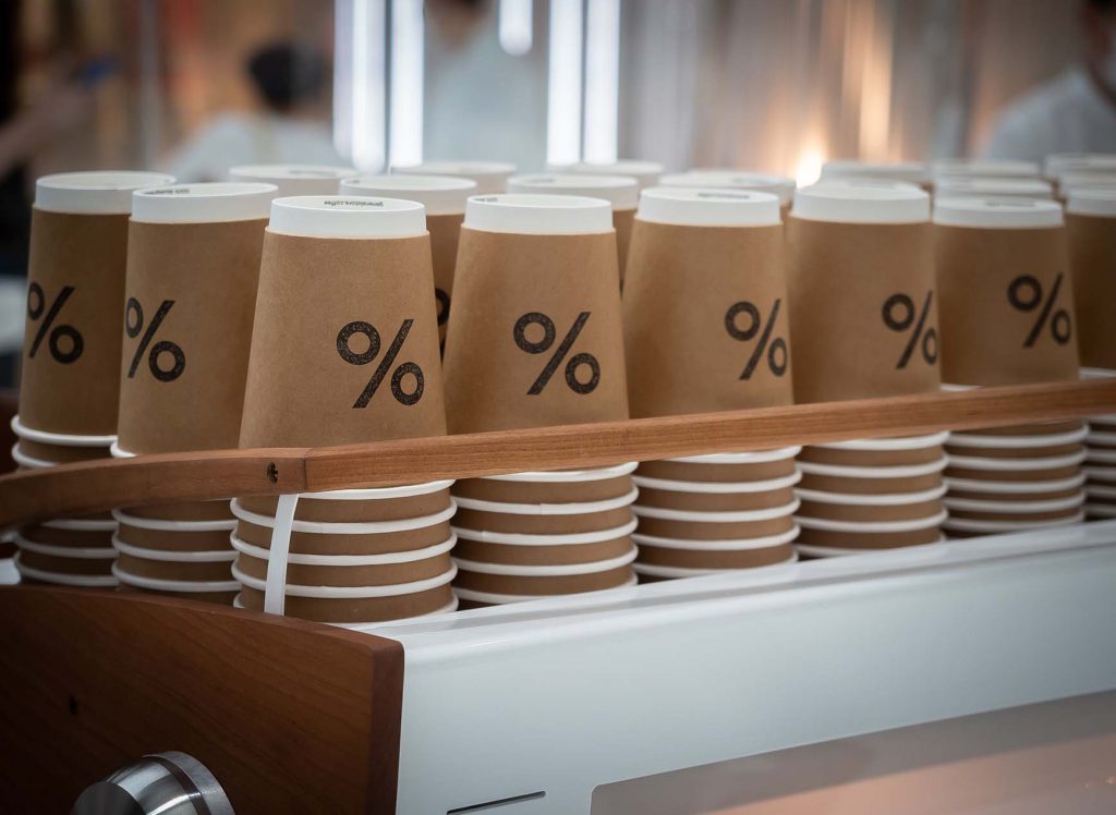 Papiercups auf Kaffemaschine